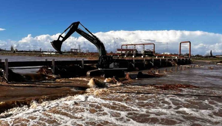 Ayvacık’ta taşan çay için çalışmalar devam ediyor