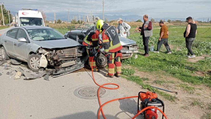 Balıkesir’de iki otomobil kafa kafaya çarpıştı: 3 yaralı