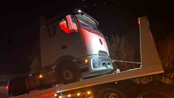 Balıkesir’de tırın direksiyonunun kilitlenmesi sonucu trafik felç oldu