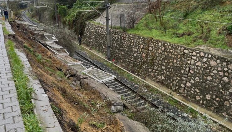 Bandırma’da tren yolu istinat duvarı çöktü