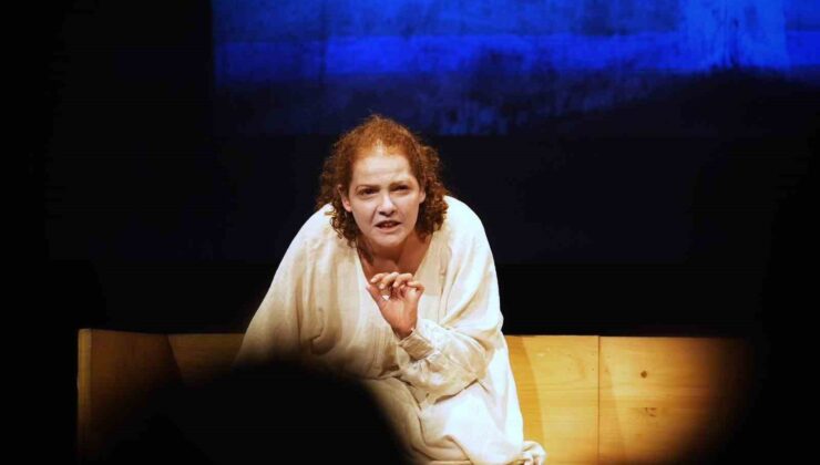 Beşiktaş’ta “Ten Rengi” tiyatro oyunu sahnelendi