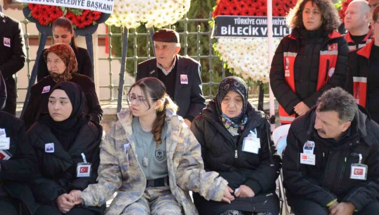 Bilecikli şehidin evinde helallik alınırken kardeşi abisinin üniformasını giydi