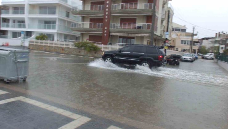 Burhaniye’de sağanak yağış yolları göle çevirdi, bazı evlerin bodrumlarını su bastı