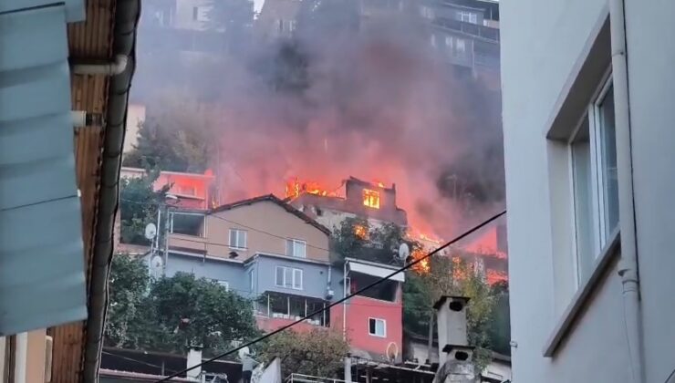 Bursa’da 2 katlı bina alevlere teslim oldu, o anlar havadan dronla görüntülendi