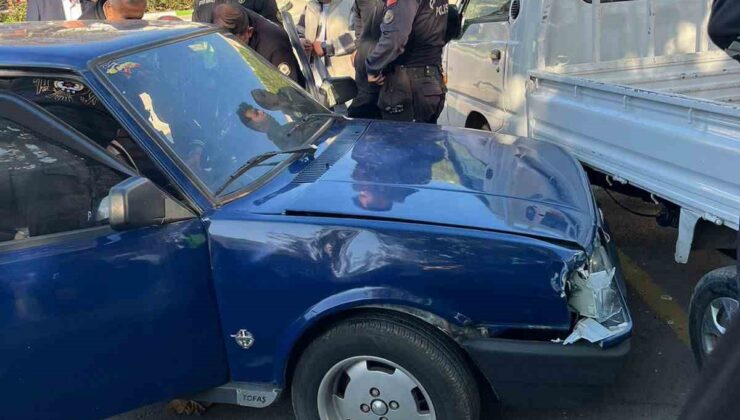 Bursa’da direksiyon hakimiyetini kaybeden sürücü kamyonete çarptı