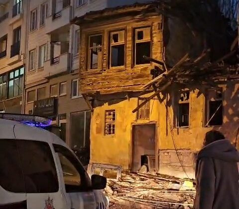 Çanakkale’de boş bina yağış nedeniyle kısmen çöktü