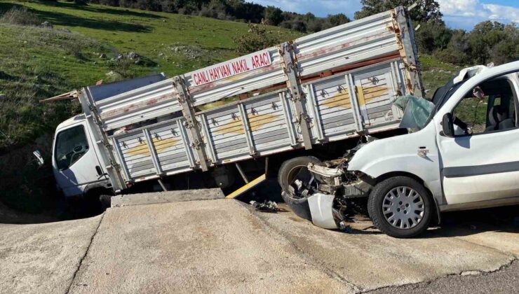 Çanakkale’de ticari araçla kamyonet çarpıştı; 2’si ağır, 5 yaralı