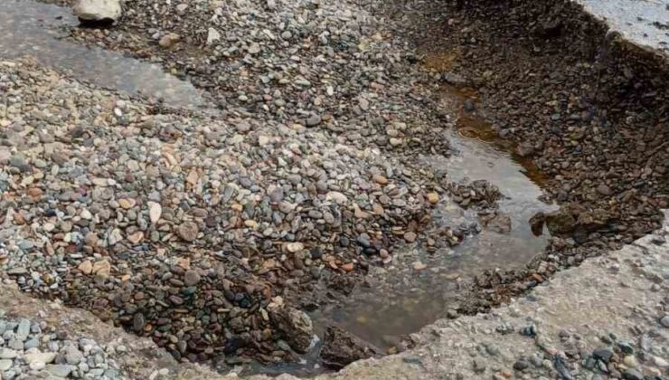 Çanakkale’de yaşanan sağanak yağış nedeniyle Kadırga Koyu sahil yolu kapandı