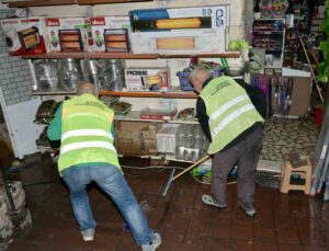Dükkanını pis su basan vatandaş İSKİ’ye isyan etti, Esenyurt Belediyesi yardımına koştu