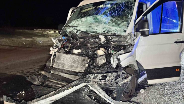 Edirne’de tıra çarpan panelvan hurdaya döndü