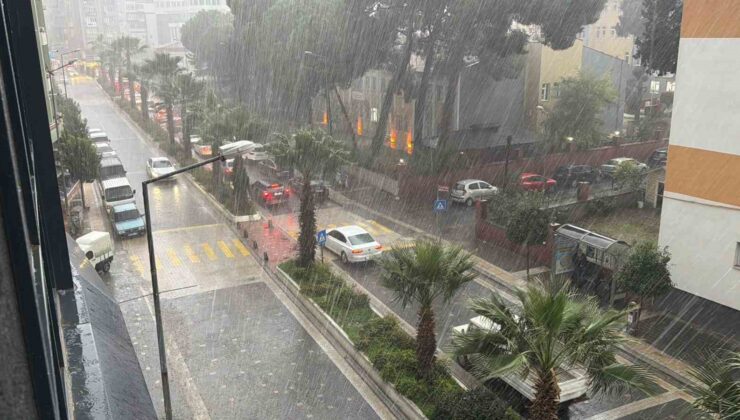 Edremit’te kuvvetli sağanak yağış etkili oluyor