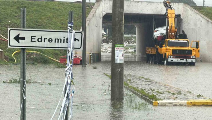 Edremit’te sağanak yağış hayatı felç etti
