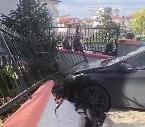 El freni çekilmeyen otomobil bahçe duvarını yıktı
