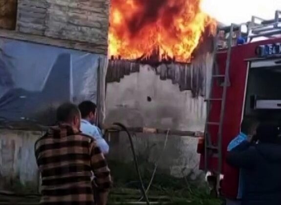 Ev ve samanlık alev topuna döndü