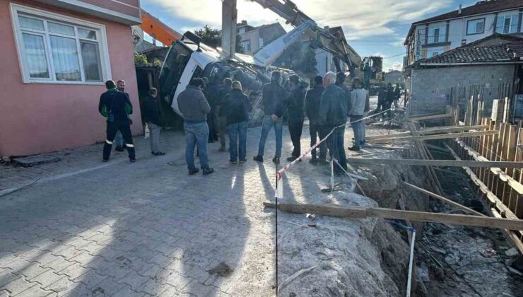 Gönen’de çalışma halindeki beton mikseri yan yattı