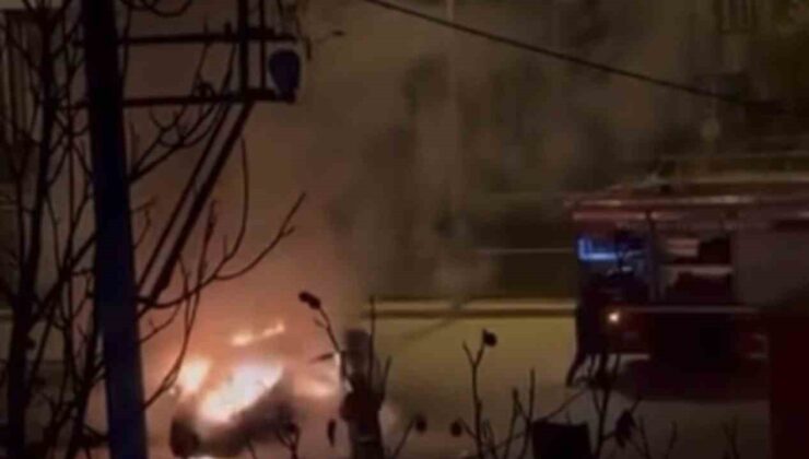 Hafif ticari araç yanarak kül oldu