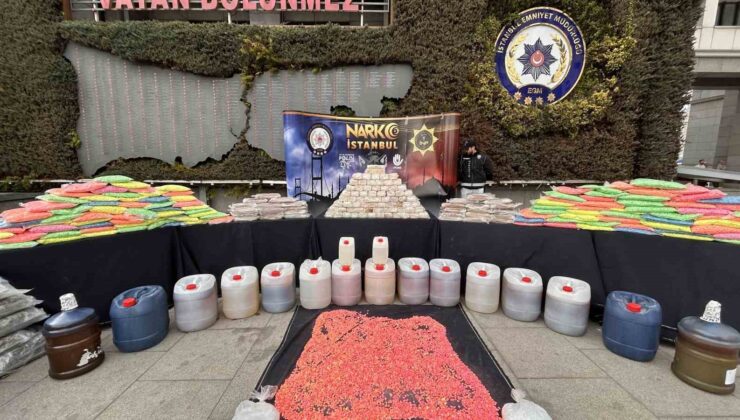 İstanbul ve Kocaeli’de ele geçirilen uyuşturucular emniyette sergilendi