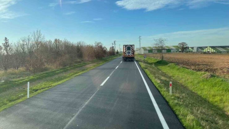 Kırklareli’nde köy yolları sıcak asfaltla yenileniyor
