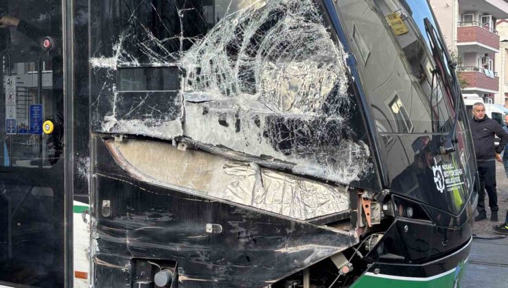 Kocaeli’de çöp kamyonu tramvaya çarptı: 3 yaralı