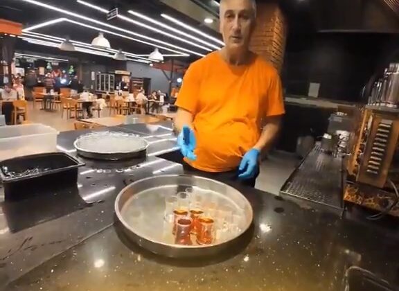 Köfteci Yusuf’ta kuryelerin yüzünü güldüren sıcak jest