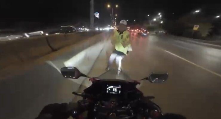 Maltepe’de motosikletin çarptığı trafik polisi yaralandı: Kaza anı kamerada
