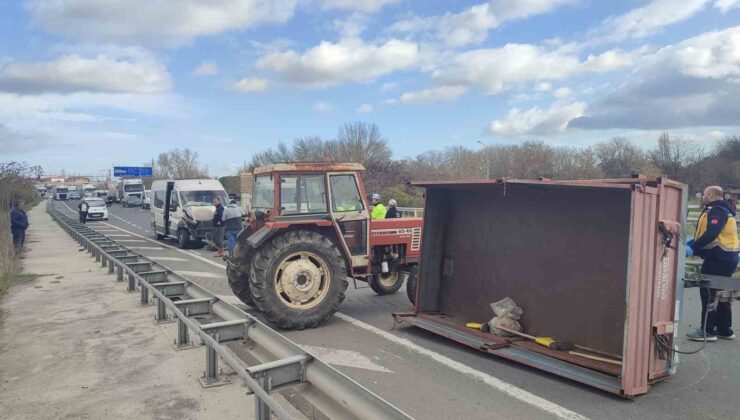 Midibüs traktör römorkuna çarptı: 1 yaralı