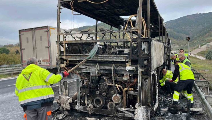 Ortaokul öğrencilerini taşıyan otobüs alevlere teslim oldu