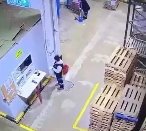 Paletlerin altında kalmaktan son anda kurtuldu