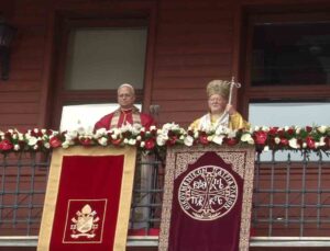 Papa 14. Leo ve Fener Rum Patriği Bartholomeos, ayine katılanları selamladı