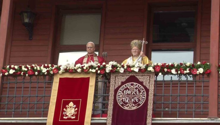 Papa 14. Leo ve Fener Rum Patriği Bartholomeos, ayine katılanları selamladı