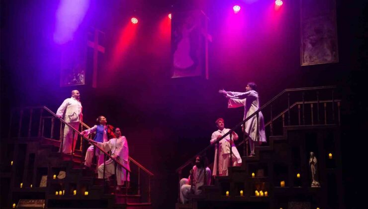 Şehir tiyatrosu perdesini öğretmenler için ücretsiz açıyor