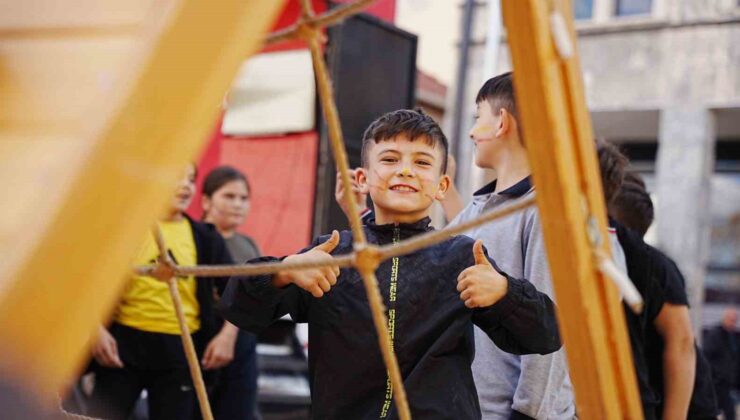 Sındırgı’da deprem sonrası çocuklara moral desteği
