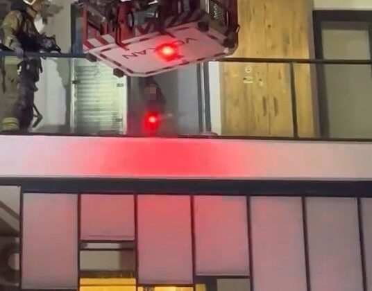 Sinir krizi geçiren kadın evi ateşe vermek istedi