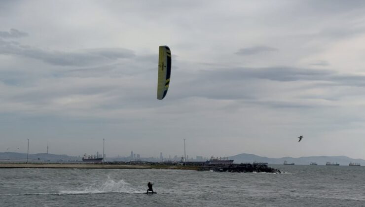 Sörf tutkunları lodosu fırsata çevirdi