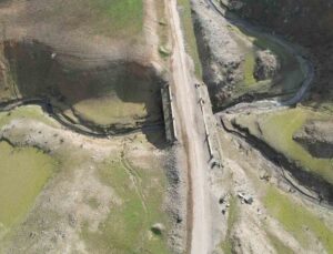 Su seviyesi düşen Gökçe Barajı’nda tarihi yolun kalıntıları gün yüzüne çıktı