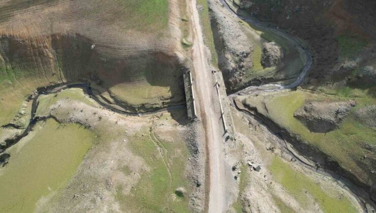 Su seviyesi düşen Gökçe Barajı’nda tarihi yolun kalıntıları gün yüzüne çıktı