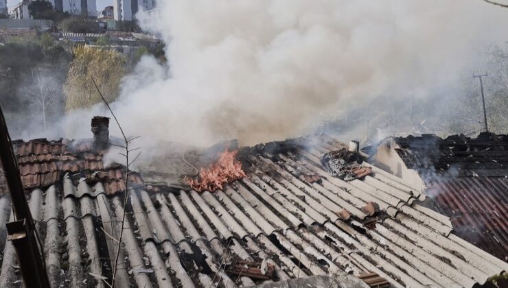 Sultangazi’de gecekonduda korkutan yangın