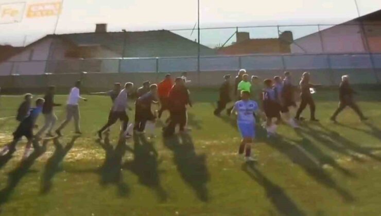 Taraftarlar sahaya girdi, maç tatil edildi