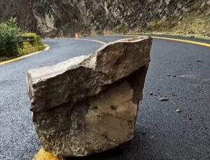 Tekirdağ’da yağış sonrası kaya parçaları yola yuvarlandı