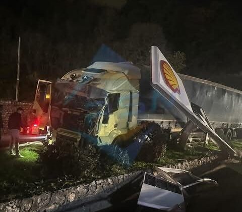 Tır önce yön tabelasına çarptı ardından akaryakıt istasyonuna girdi