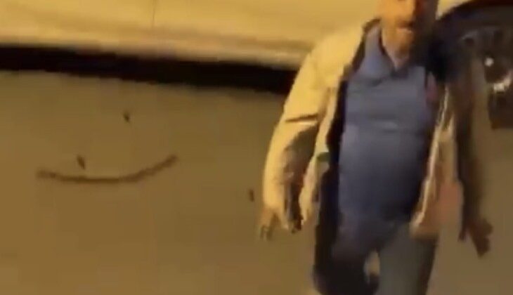 Ümraniye’de eşinin ve komşusunun otomobiline sopayla zarar veren kişi kamerada