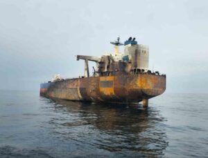 Vurulan tanker KAIROS’ta sızıntı tespit edildi