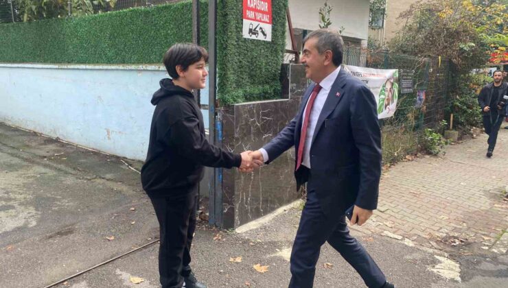 8’inci sınıf öğrencisinin davetine Bakan Tekin’den sürpriz ziyaret