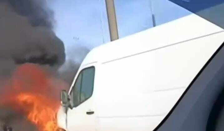 Alev alan servis minibüsü küle döndü