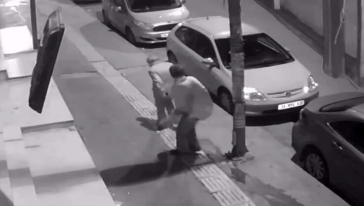 Alkollü kadın, yaşlı adamı öldüresiye dövdü: o anlar kamerada