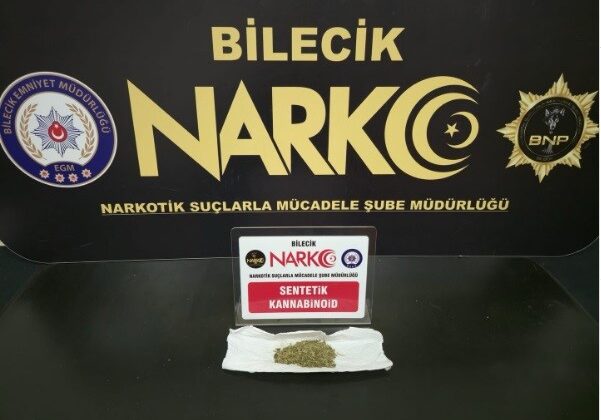 Aranan şahıs üzerinde uyuşturucuyla yakalandı
