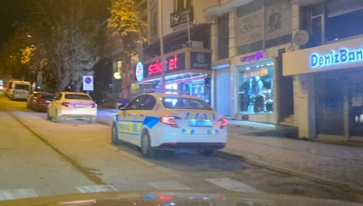 Bacağına saplanan bıçağı çıkartıp karşısındaki kişiyi ağır yaraladı