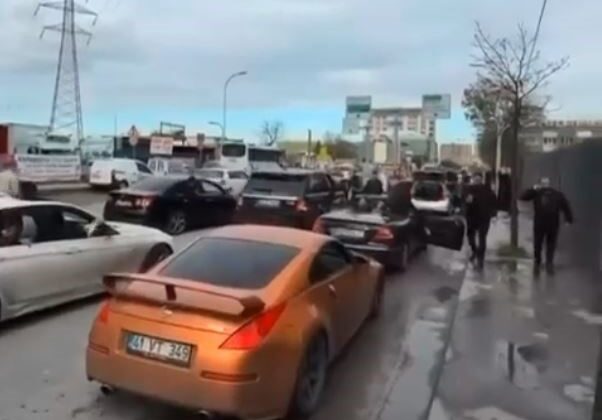 Bağcılar’da düğün konvoyu yolu kapattı