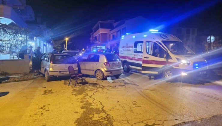 Balıkesir’de kavşakta 3 araç kaza yaptı