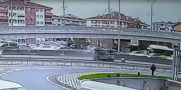 Beton bariyere çarpan otomobil devrilip sürüklendi, kaza anı kamerada